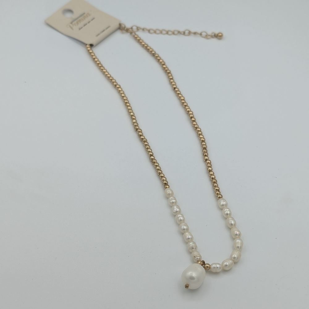 Elegant Gold and Pearl Necklace